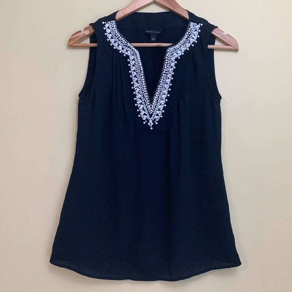 Banana Republic | Black White Beaded Sleeveless Lightweight Split Neck Shirt 0
